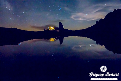 Paysage nocturne sur le refuge du Presset, le lac éponyme et la Pierra Menta