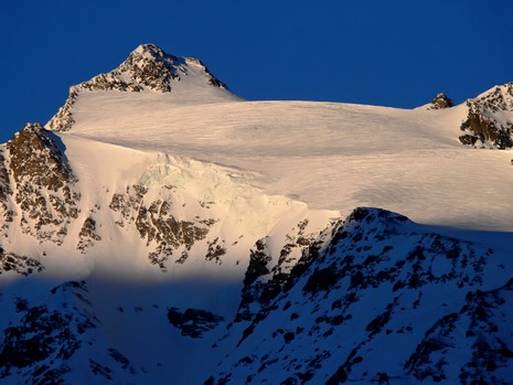 Glacier de Gébroulaz aux heures chaudes du lever de soleil