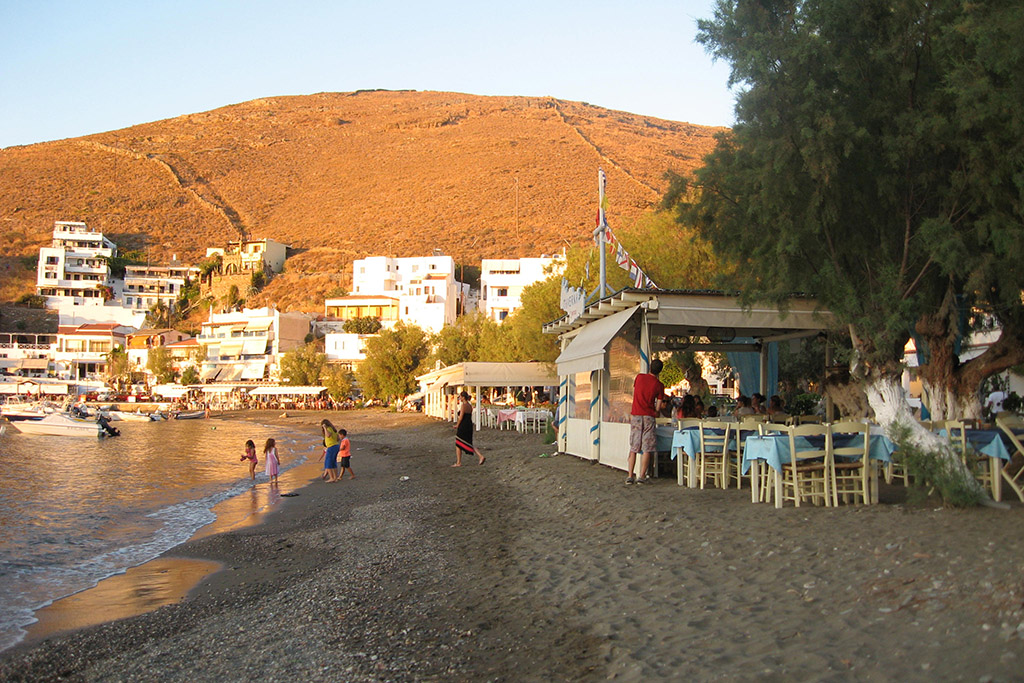 Dîner sur la plage du port de Merichas