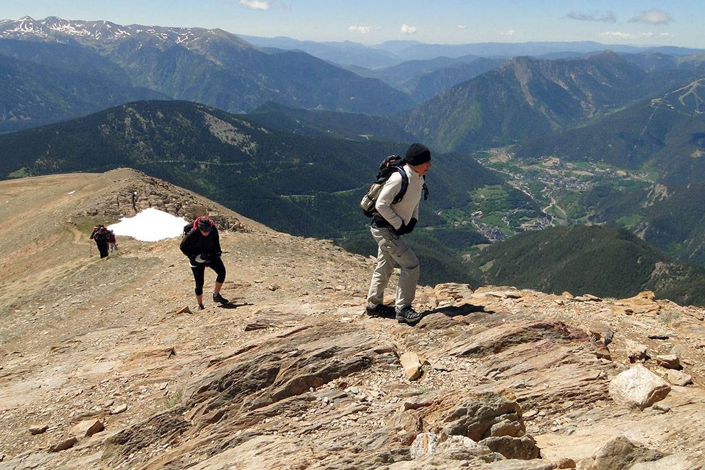 Le pic de Casamanya, à 2 740 m, représente une belle grimpette. D’en haut, s’offre une belle vue sur les autres sommets