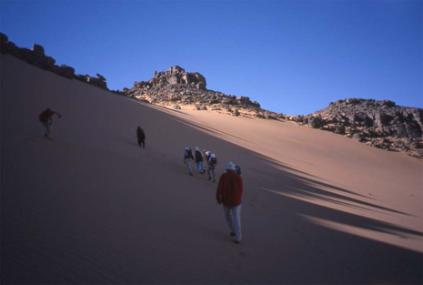 Ascension d’une dune adossée à des rochers, au-dessus de l’oued Timal Raden (15 février 2002)