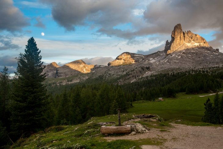 Belle lumière de fin de jouurnée sur le Beco de Mezodi dans les Dolomites