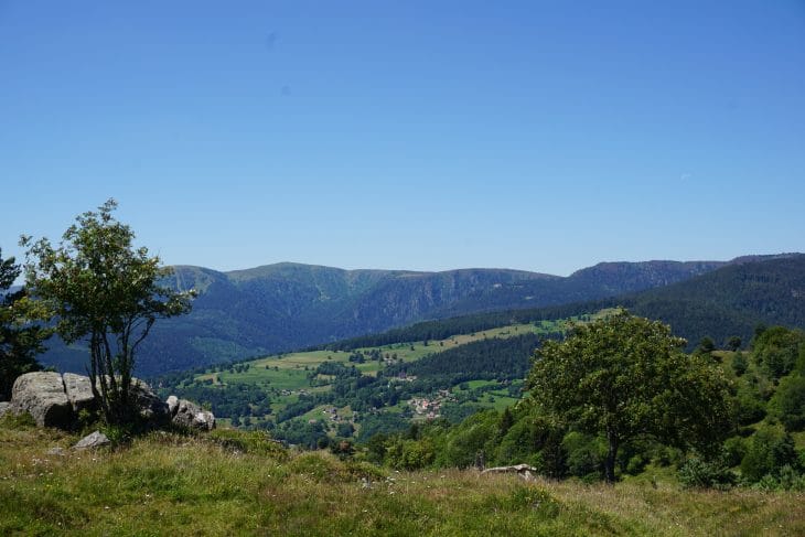 La crête des Vosges sous ciel bleu magnifique