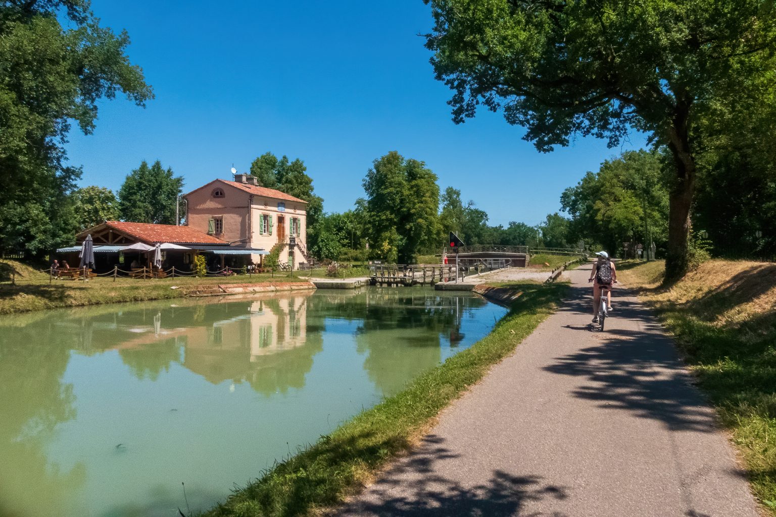 Maison éclusière sur le canal de Montech devenue resto guinguette chez Gabriel à Lacourt-Saint-Pierre