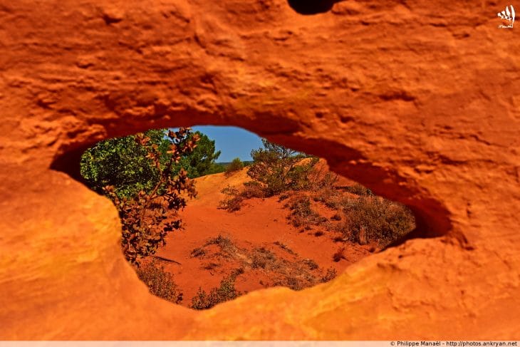 Lucarne sur le Colorado provençal de Rustrel (Luberon)