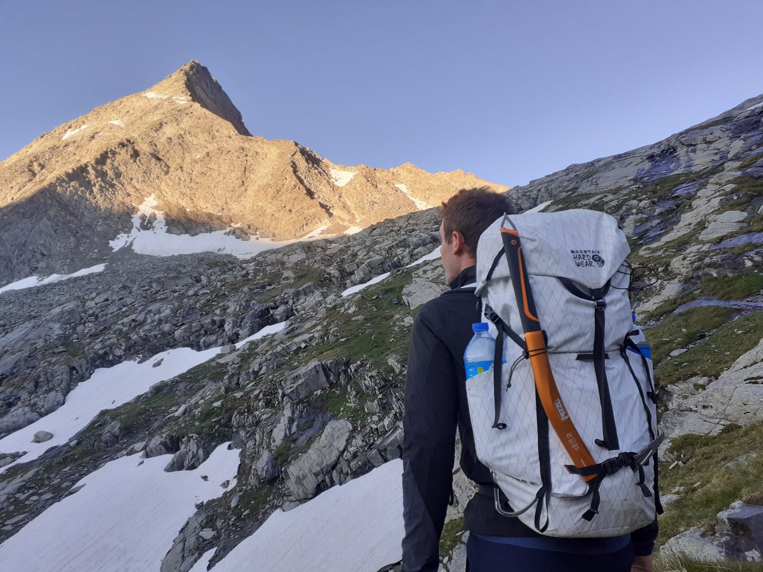 Le sac à dos scrambler™ 35 chargé avant une ascension