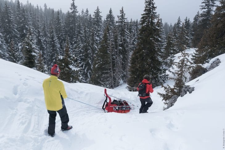 Petit passage raide sur la Grande traversée du Vercors à ski-pulka