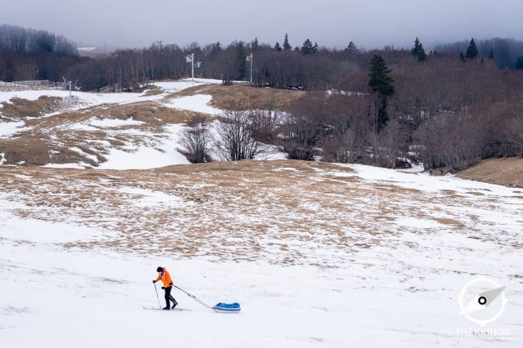 Ski de randonnée nordique avec pulka dans le Vercors