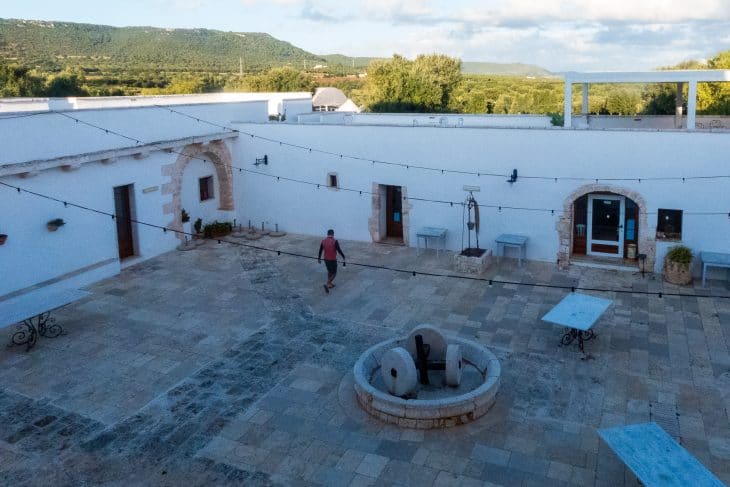 Cour de la masseria Casamassima, randonnée dans les Pouilles du Sud