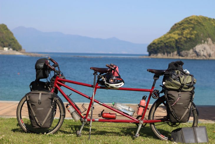 En vélo tandem pendant plus d'un an à travers le monde, ici au sud du Japon devant la mer de Chine.