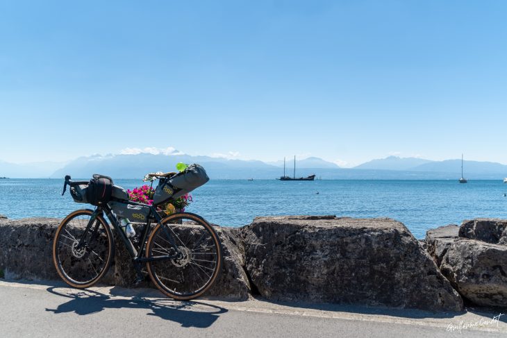 Le tour du lac Léman entre Suisse et France en voyage à vélo bikepacking.