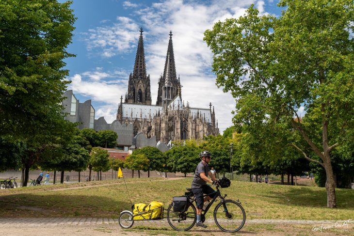 Passage à Cologne lors d'un voyage à vélo sur l'eurovélo 19 (véloroute du Rhin) avec chargement dans une remorque.