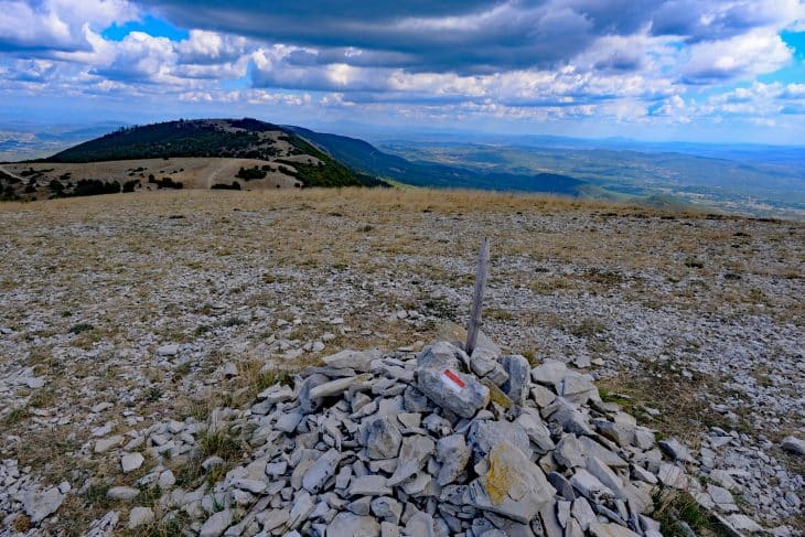 Cairn, crêtes du Grand Luberon (Vaucluse)