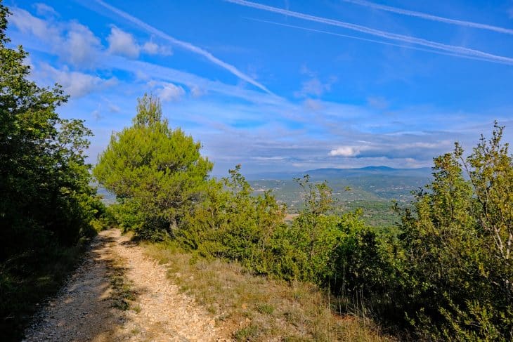 Chemin en crête (massif du Luberon)