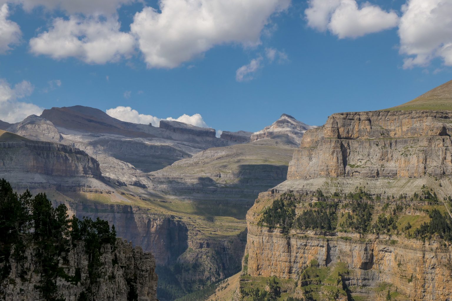 Formidable vue sur la brèche de Roland et le cirque de Cotatuero