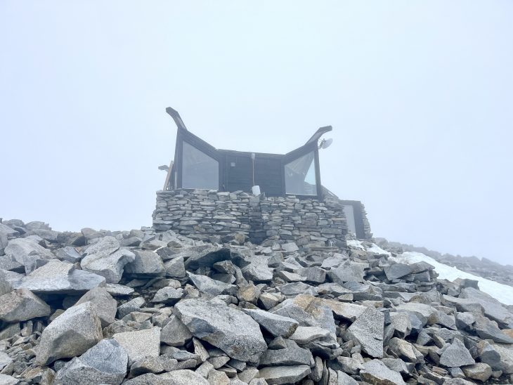 Le refuge dans le brouillard du sommet, Traversée du Jotunheimen à pied