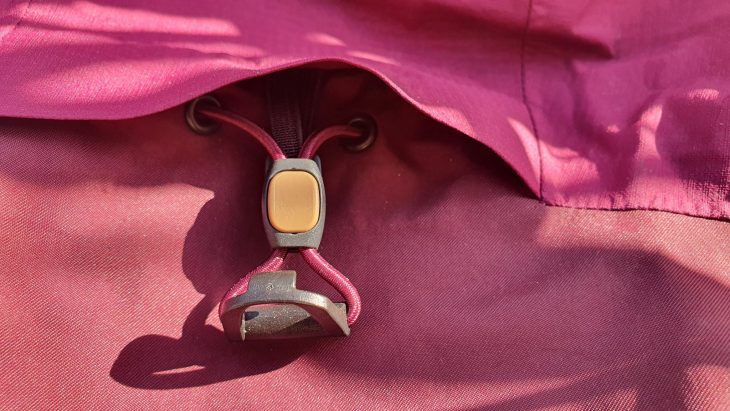 Système de serrage capuche - derrière la tête - veste imperméable pour femme MT500 de Forclaz