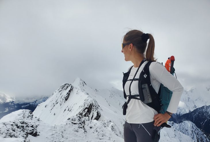 Le tee-shirt de randonnée manches longues MH500 femme de Quechua est globalement confortable et j’ai particulièrement apprécié la sobriété du design ainsi que la fluidité et la légèreté du tissu. Il semble de bonne qualité compte tenu d’un prix particulièrement accessible pour un sous-vêtement technique. En revanche, malgré sa légèreté, j’ai été déçue par la faible respirabilité du tissu et la sensation d’humidité persistante à l’effort que j’ai trouvé assez désagréable. Le tee-shirt de randonnée manches longues MH 500 femme de Quechua est probablement plus adapté à une utilisation en période estivale qu'en hiver.