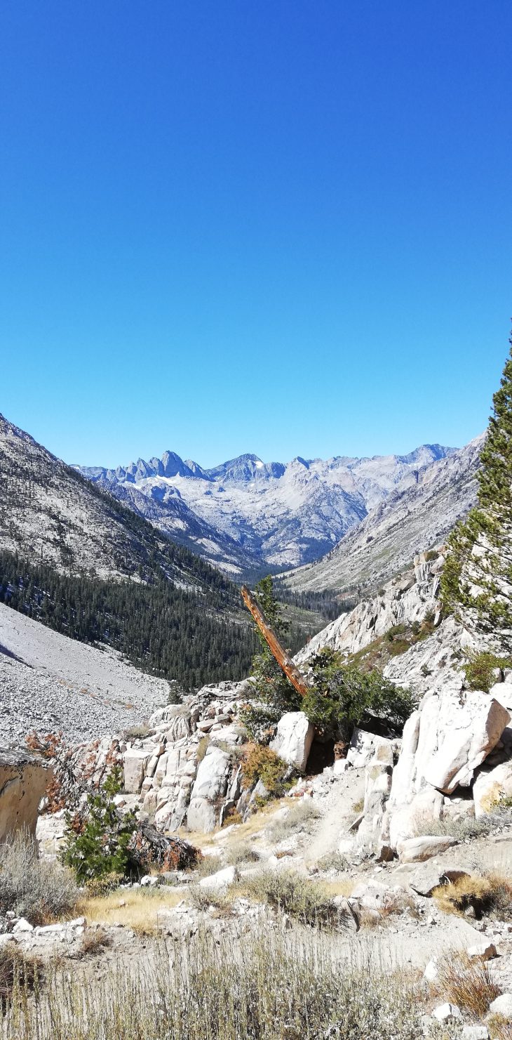 Vue de la vallée depuis Kearsage Pass, Pacific Crest Trail : Section Sierra Nevada 