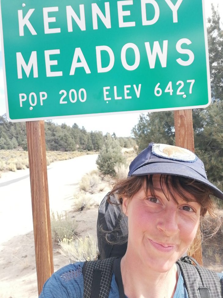 Pose devant le panneau de Kennedy Meadows, Pacific Crest Trail : Section Sierra Nevada 