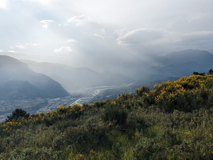 Vue sur le Var et Eco-Vallée - GR®51, de Marseille à Nice