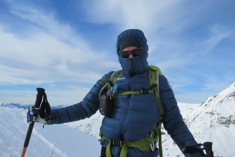 capuche ajustée et englobante